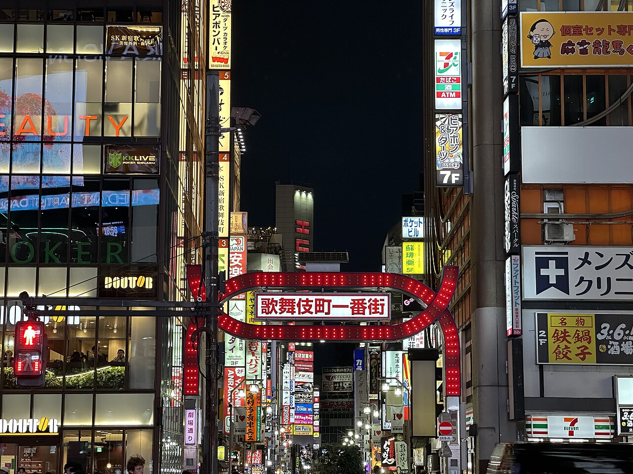 歌舞伎町一番街の赤い門と夜の街並み
