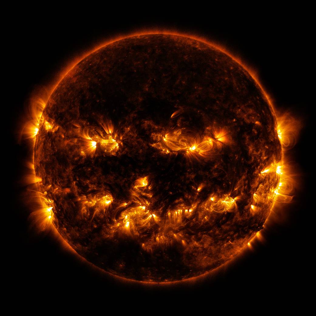 活動領域が目や口のように並んだ太陽の合成・着色観測画像