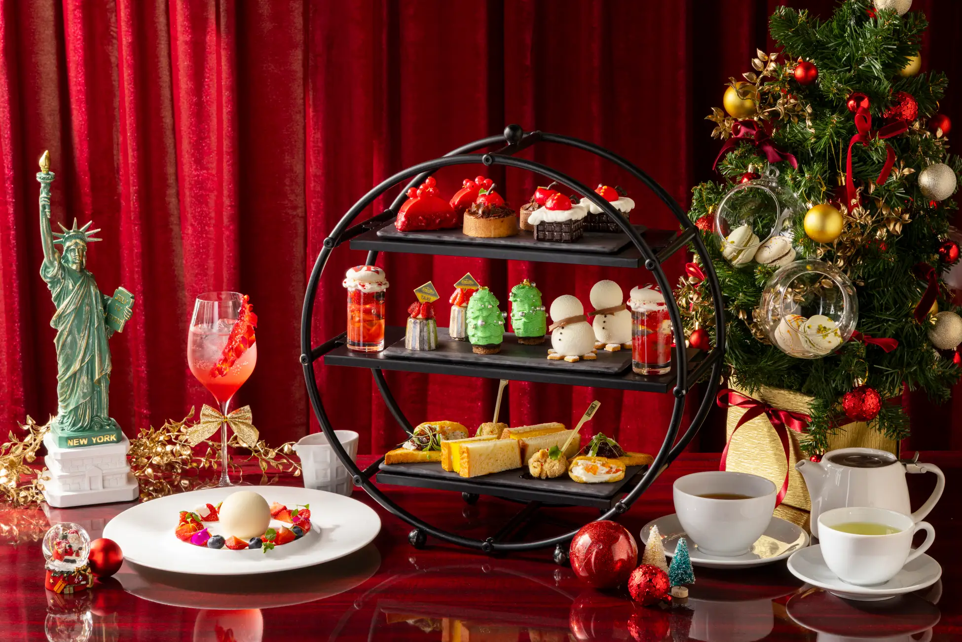 キンプトン新宿東京「Christmas in NEW YORK」の告知イメージ。菓子・軽食や飲料をクリスマス装飾とともに配置した写真です。写る全品がスタンダードプランに含まれることを示すものではありません。