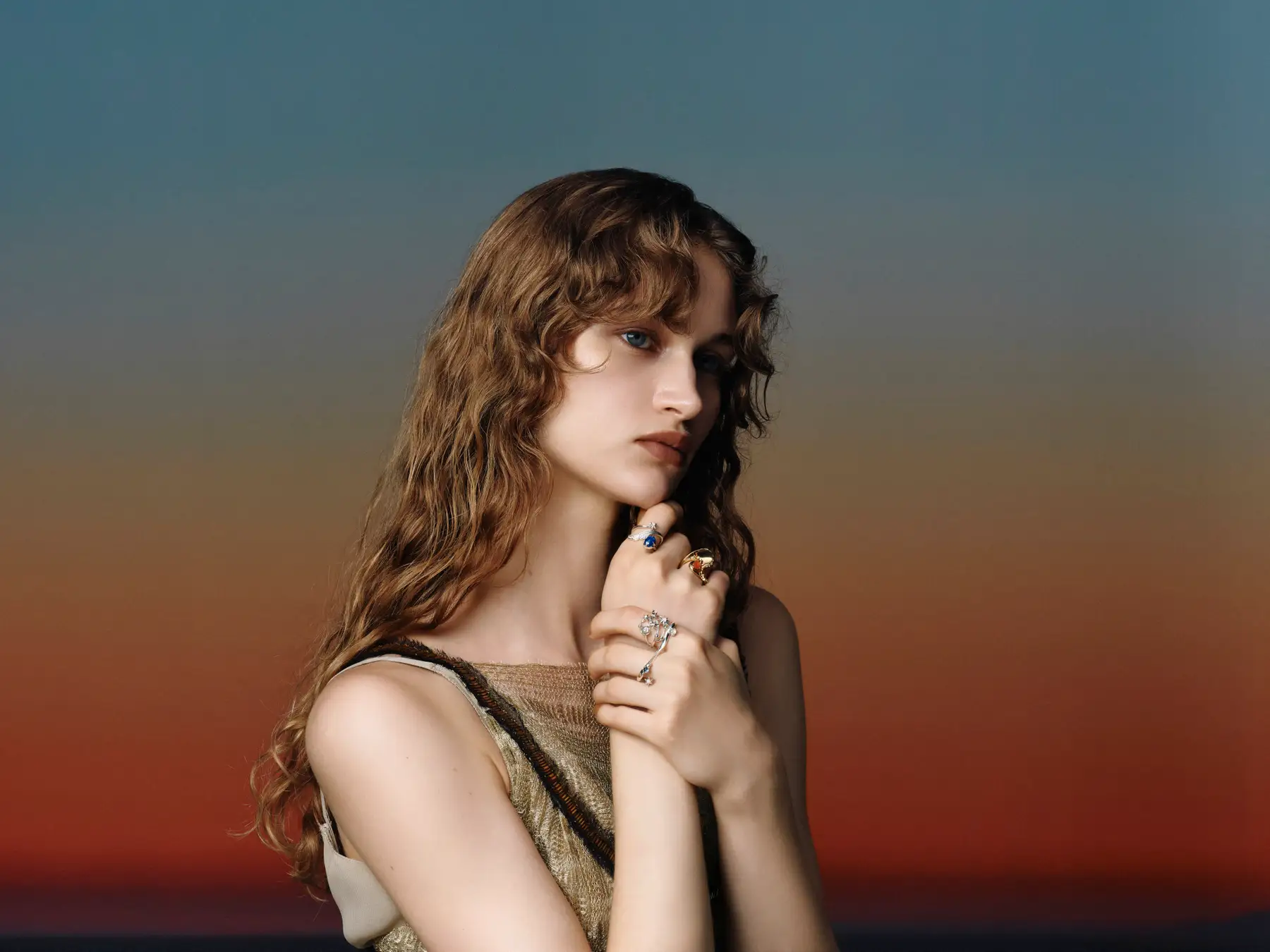 VERMILLION「Cosmic Gem」の発表に掲載された提供画像。複数の指輪を着けた人物を写した写真で、各商品のセット内容や現在の在庫・装着感を保証するものではありません。